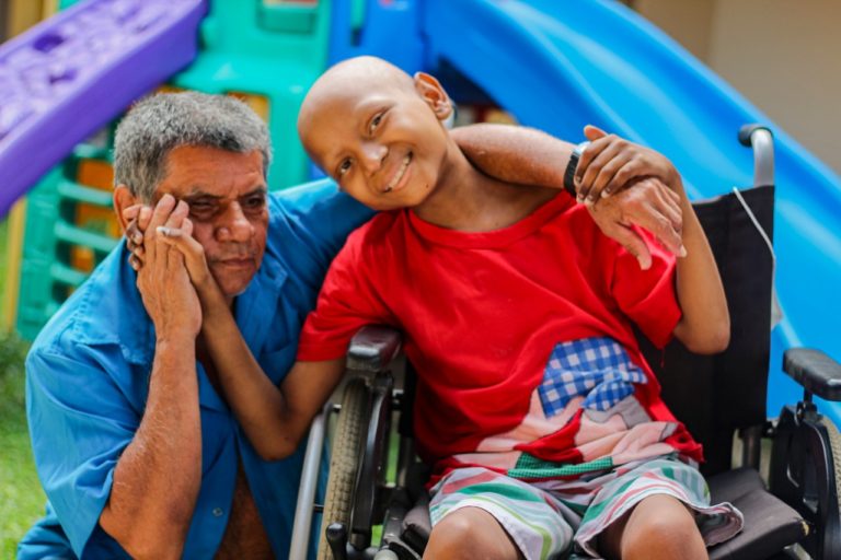 Vicente Nascimento e seu filho, o Antônio, de 13 anos, hóspedes da Casa Ronald McDonald Belém