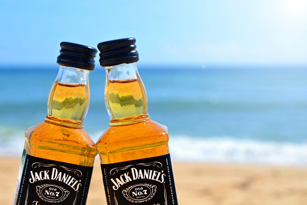 A Orla Rio e a Jack Daniel’s anunciam mais uma novidade para proporcionar ao RJ uma experiência de consumo à beira-mar: o Krabi Beach Club.