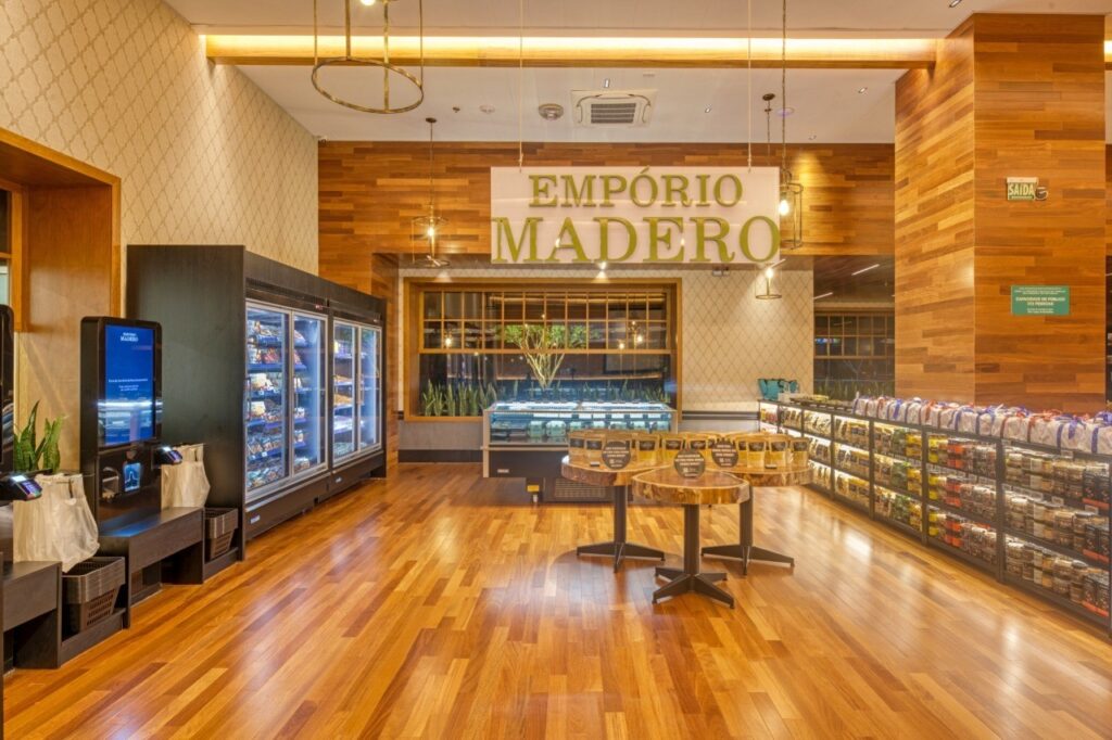 Madero inaugura primeiro restaurante com empório da marca